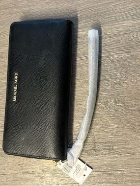 Michael Kors White and Gold Price Tag